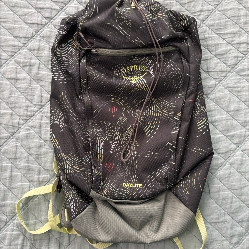 NWOT Osprey Daylite Cinch Backpack in Rattan Print/Rocky Brook
